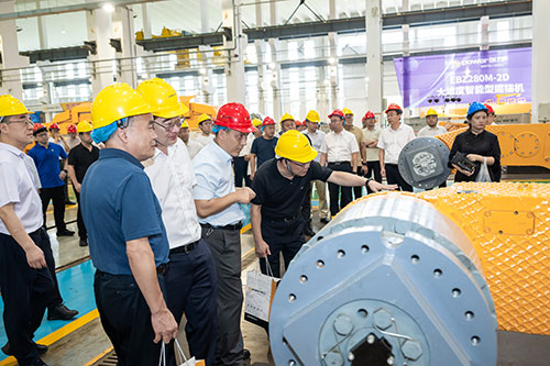 Два новейших оборудования озарили угольные просторы! Группа Shanghaichuangli представляет проходческо-анкерующую машину для крутых уклонов и высокоскоростной очистной комбайнУспешное проведение презен(图9)