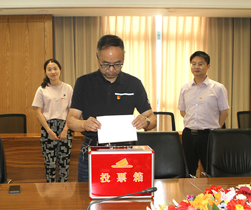 【汇聚青年力量 奋进时代征程】ag旗舰厅集团党支部召开专题党课暨预备党员转正党员大会(图6)