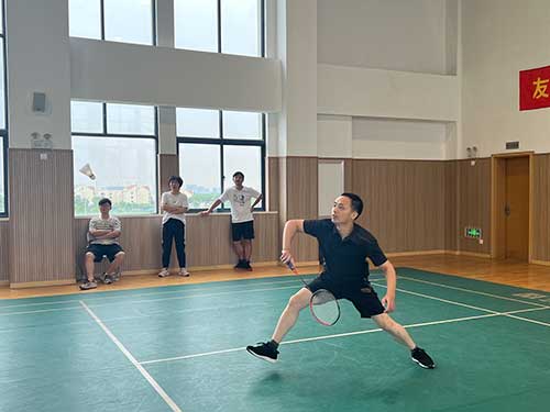 上海ag旗舰厅集团成功举办2023年重固镇职工羽毛球比赛(图4)