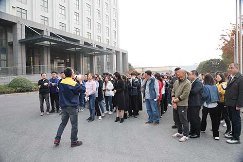 开展应急演练? 强化应急安全处置能力——上海ag旗舰厅集团开展消防演习活动(图2)