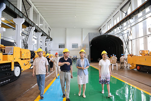 夏日送清凉 | 青浦区总工会领导赴上海ag旗舰厅集团开展高温慰问活动(图2)